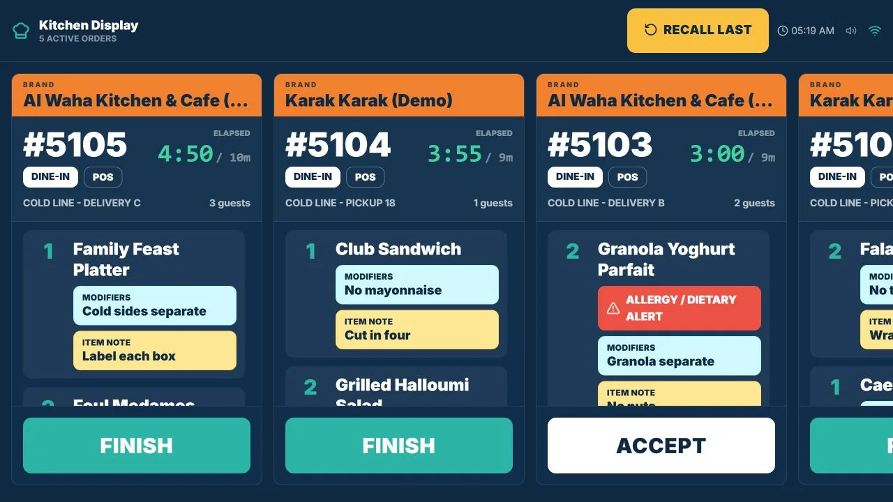 شاشة المطبخ في TajerGo لخط التحضير البارد وعليها تذاكر علامتين، مع الوقت المنقضي والمستهدف والإضافات وملاحظات الأصناف وتنبيه حساسية